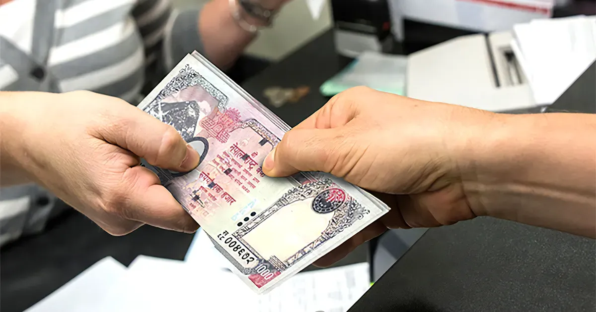 foreigner-paying-via-cash-picture.webp